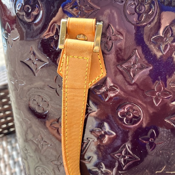 Louis Vuitton, Authentic & unique. Monogram Vermis Patent Leather Purse - Picture 11 of 16